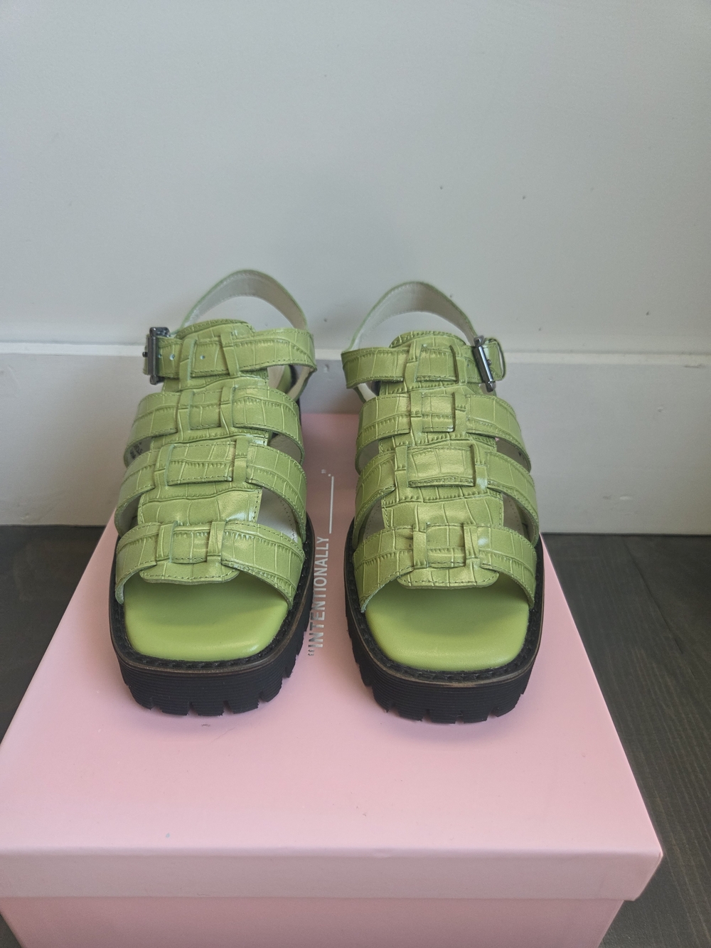 INTENTIONALLY BLANK Fisherman green croc sandals size 6